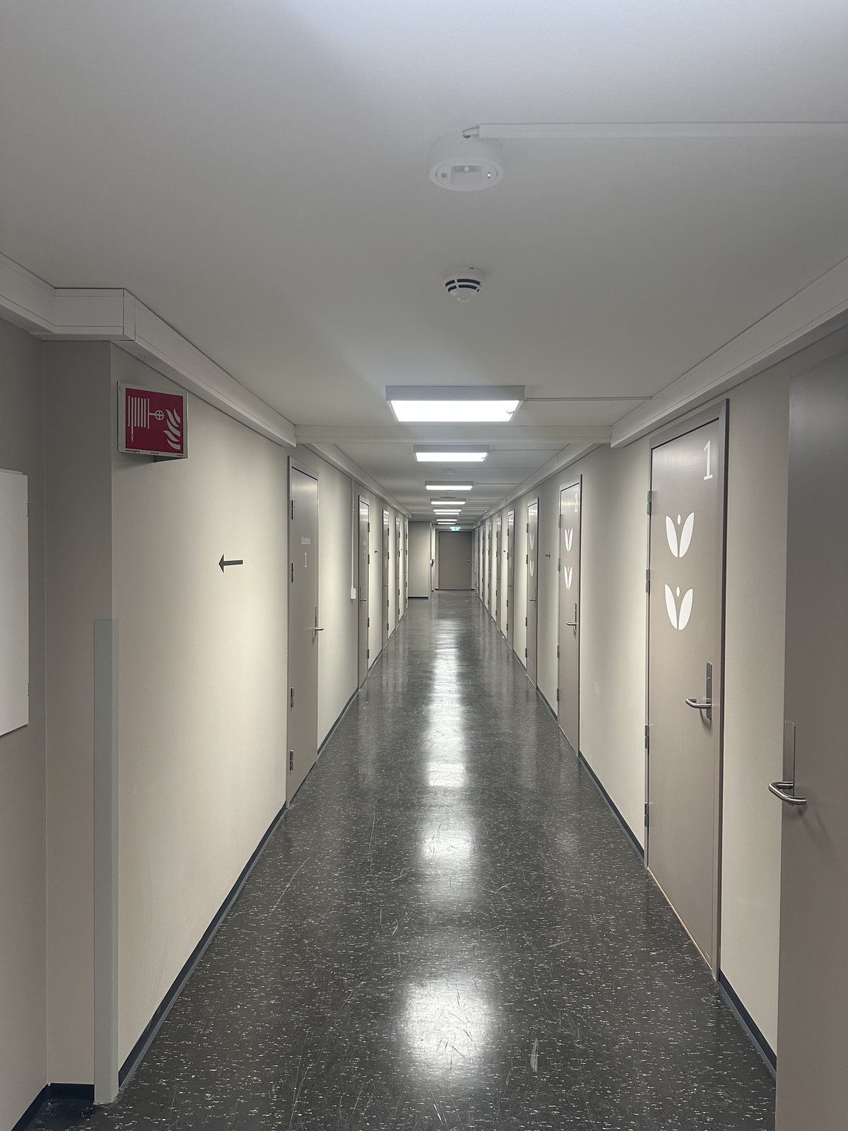 Korridor med legekontorer hos Hotvet legesenter i Drammen
