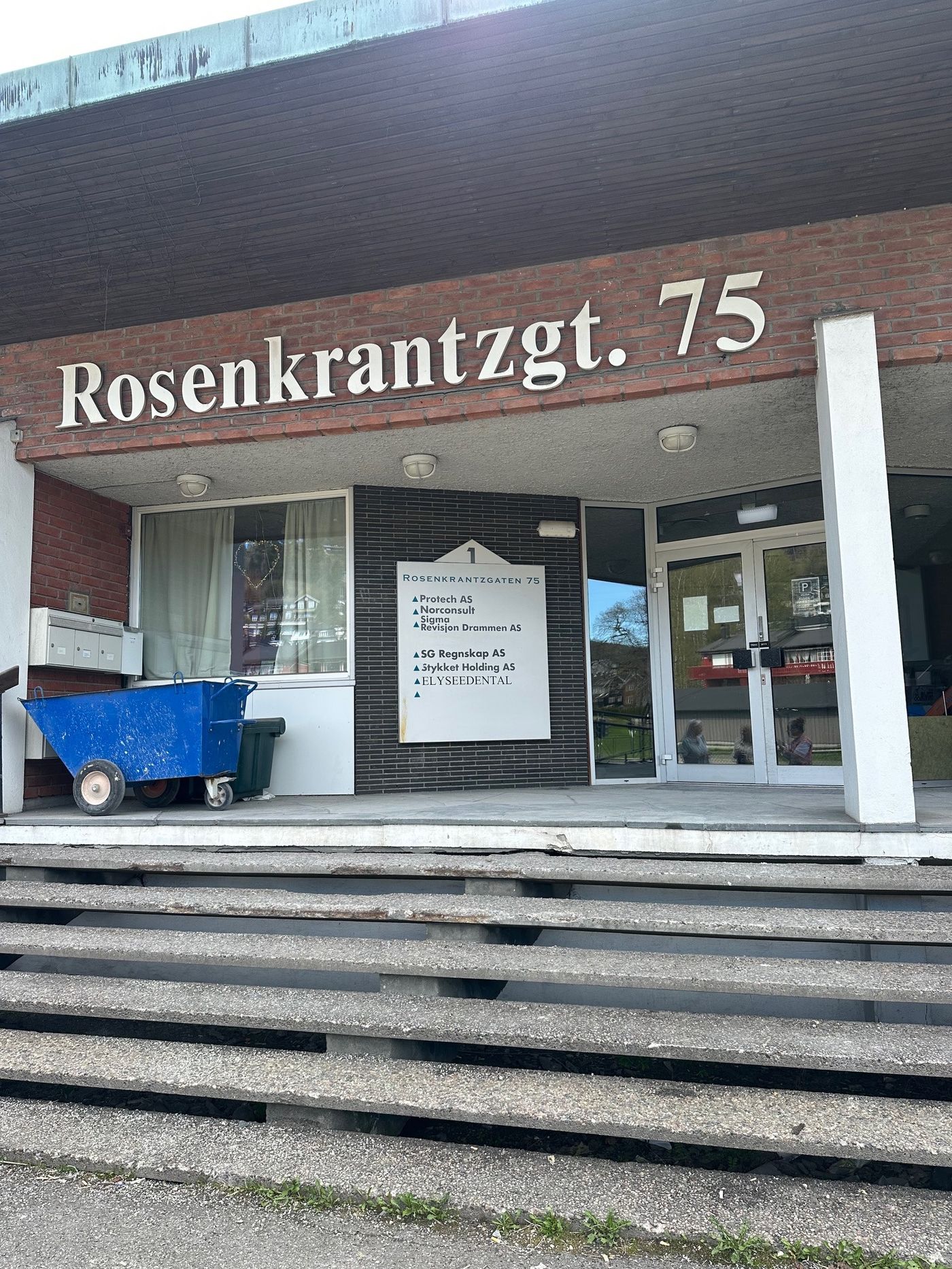 Fasaden til Hotvet legesenter i Rosenkrantzgaten 75 med stillas i byggefasen