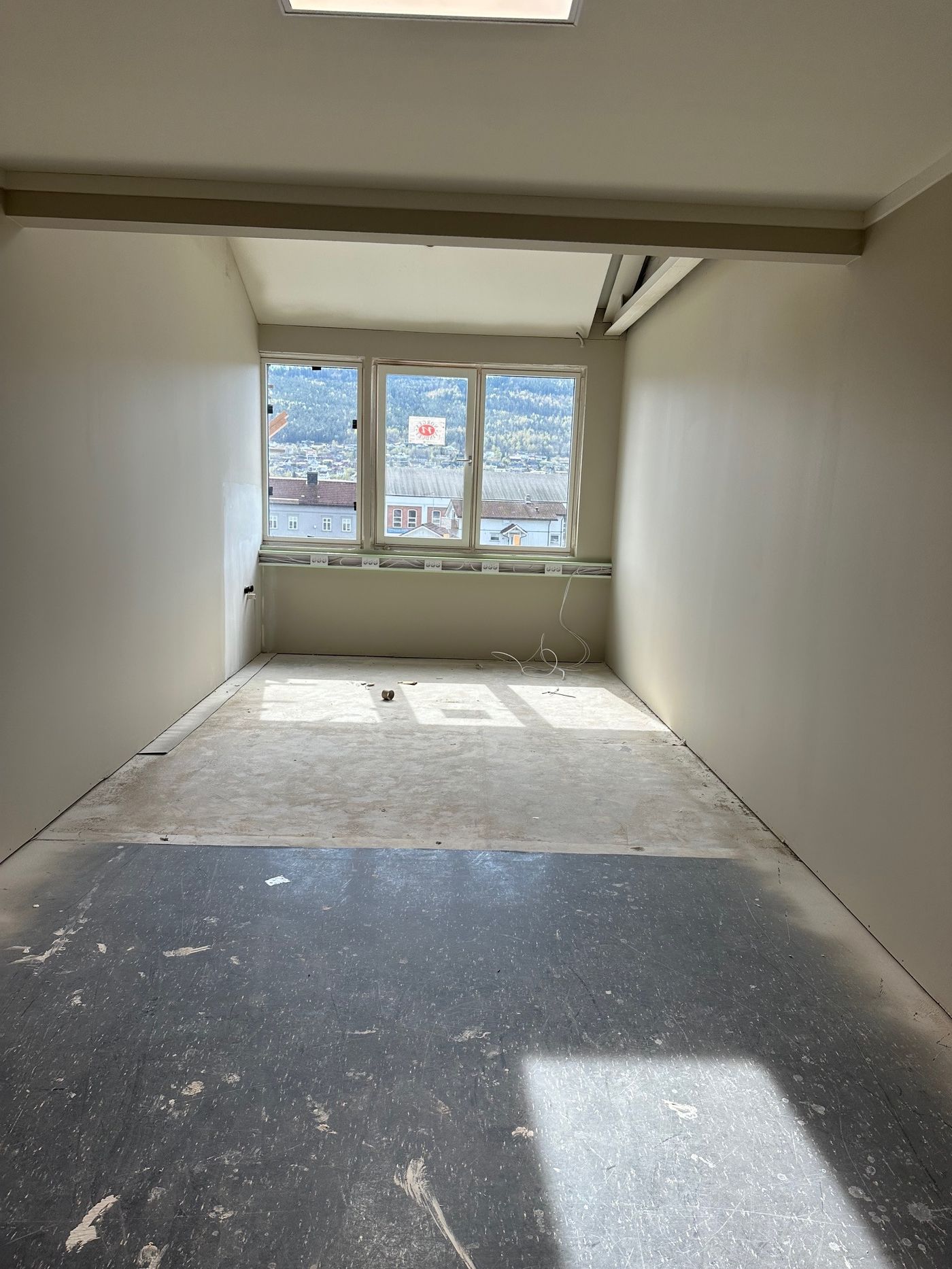 Legekontor med store vinduer og utsikt over Drammen