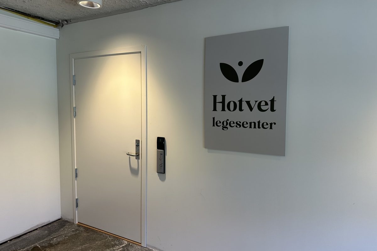 Inngangen til Hotvet legesenter, med skilt og kortleser ved døren