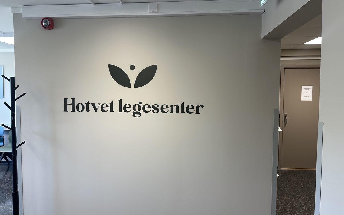 Logoveggen i resepsjonsområdet ved Hotvet legesenter i Drammen