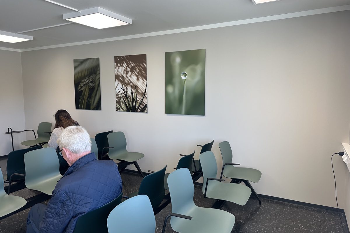 Venterommet ved Hotvet legesenter, med kunstbilder p&aring; veggen